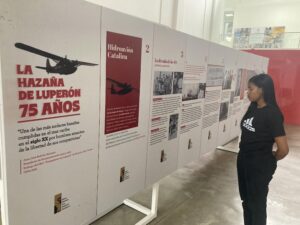 En el marco de la actividad quedó inaugurada la exposición itinerante “La Hazaña de Luperón 75 años”. En la imagen Ashly Castro Canela.