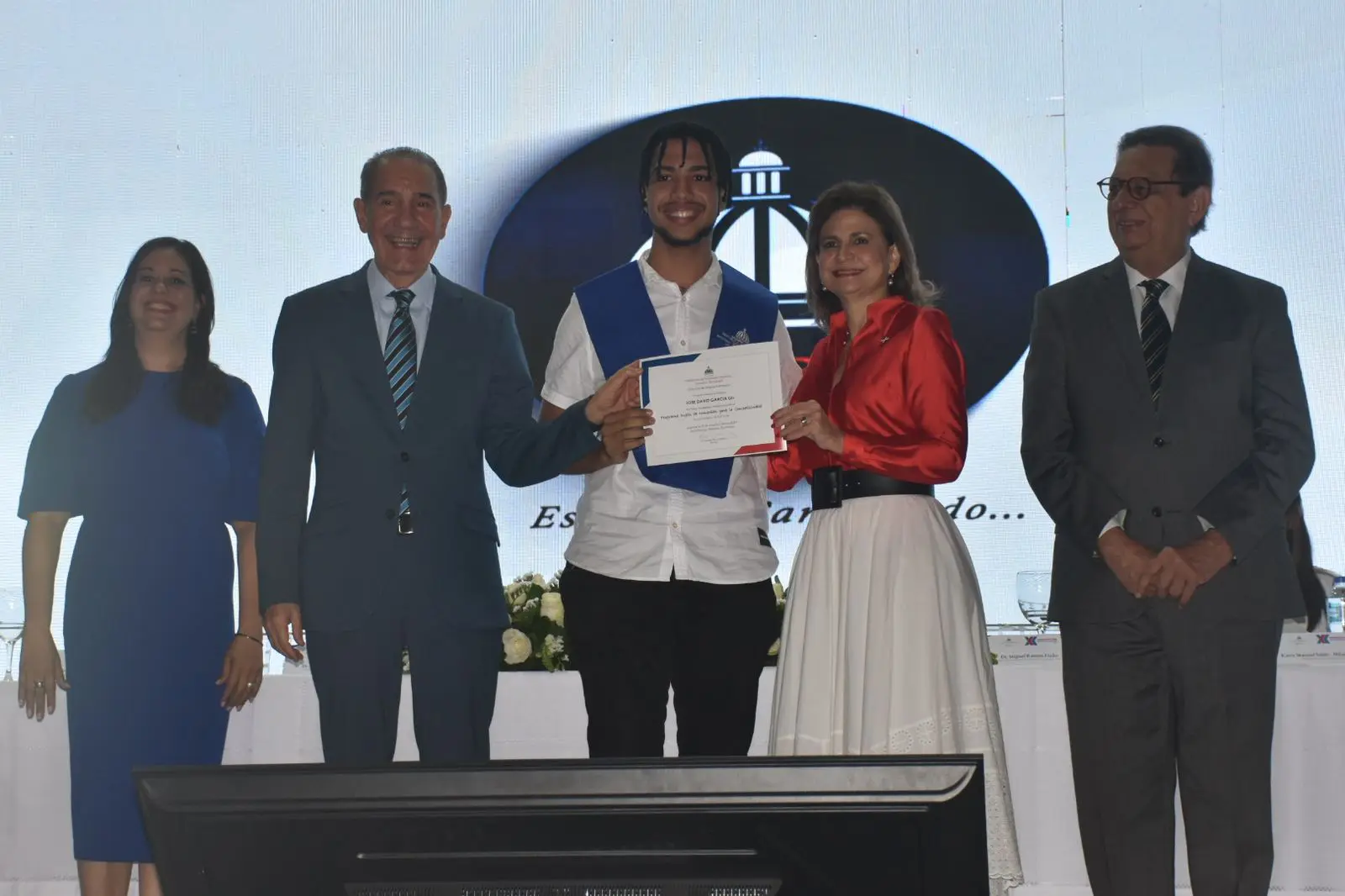 Gobierno fortalece el bilingüismo: Raquel Peña encabeza graduación