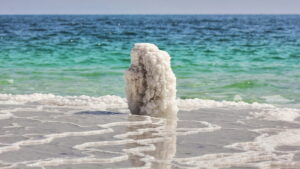 Un pilar de sal en el Mar Muerto, en Israel