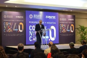 El rector de la Universidad APEC, Unapec, Dr. Franklyn Holguín Haché, Junto a panelistas internacionales y colaboradores de la academia.