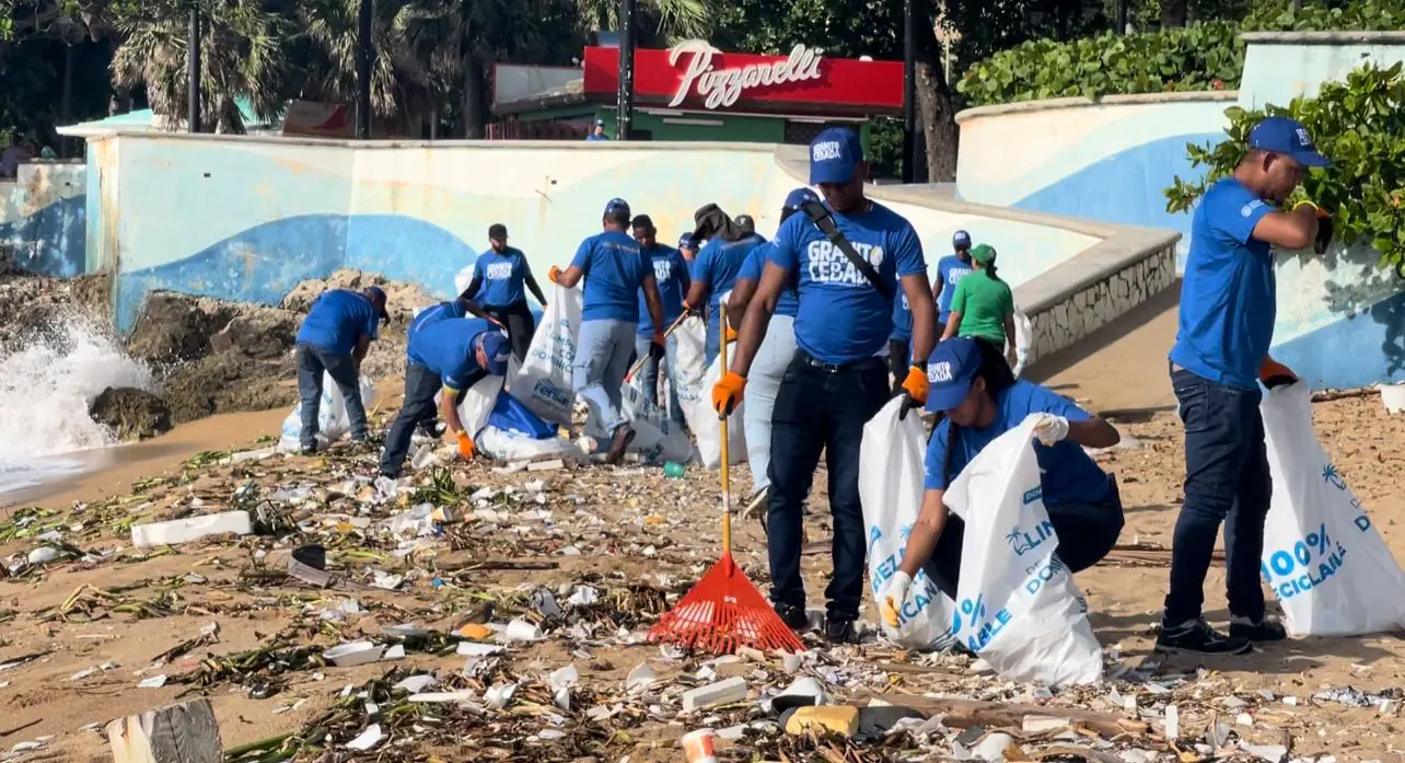 El 85 % botellas de vidrio CND son recolectadas en playas, realizan jornada de limpieza