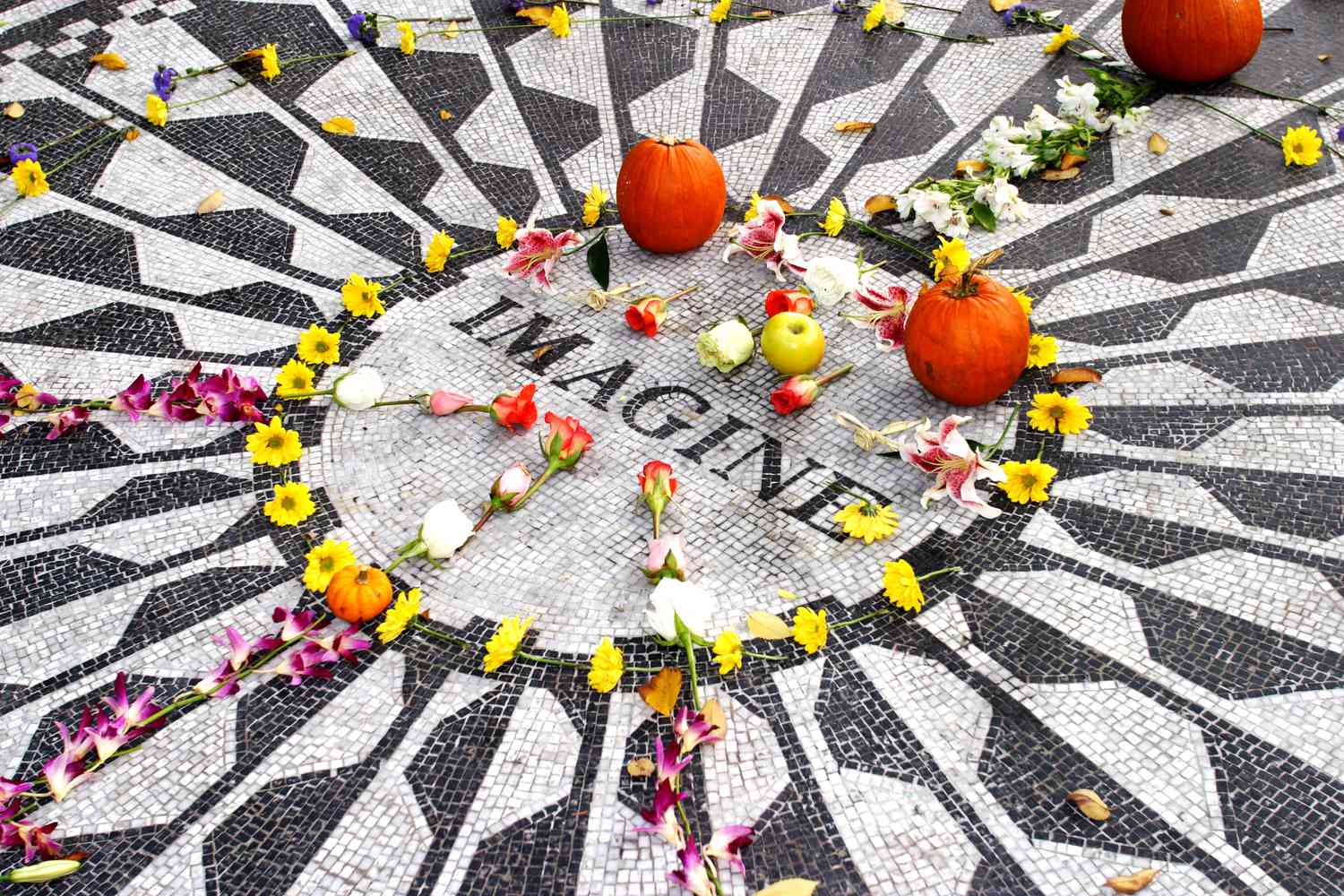 Tal día como hoy, 8 de diciembre, asesinaban a John Lennon. En el sitio donde cayó se colocó un recordatorio con el nombre de su famoso tema