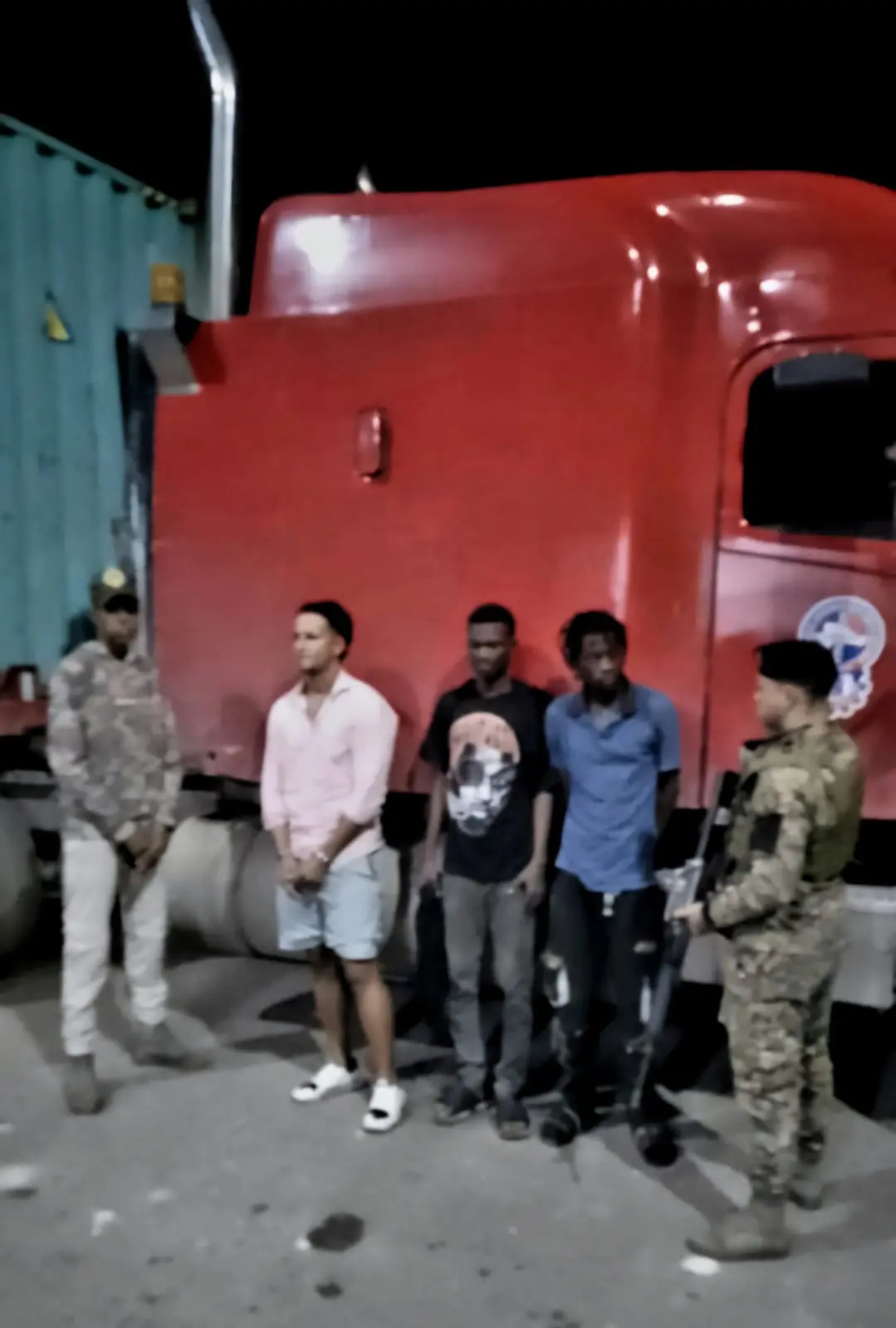 Detienen camionero escondía indocumentados haitianos en camarote de patana