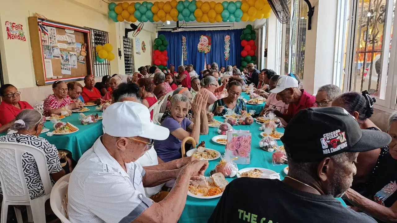 Fundación JUDEGU realiza cena navideña a decenas de adultos mayores