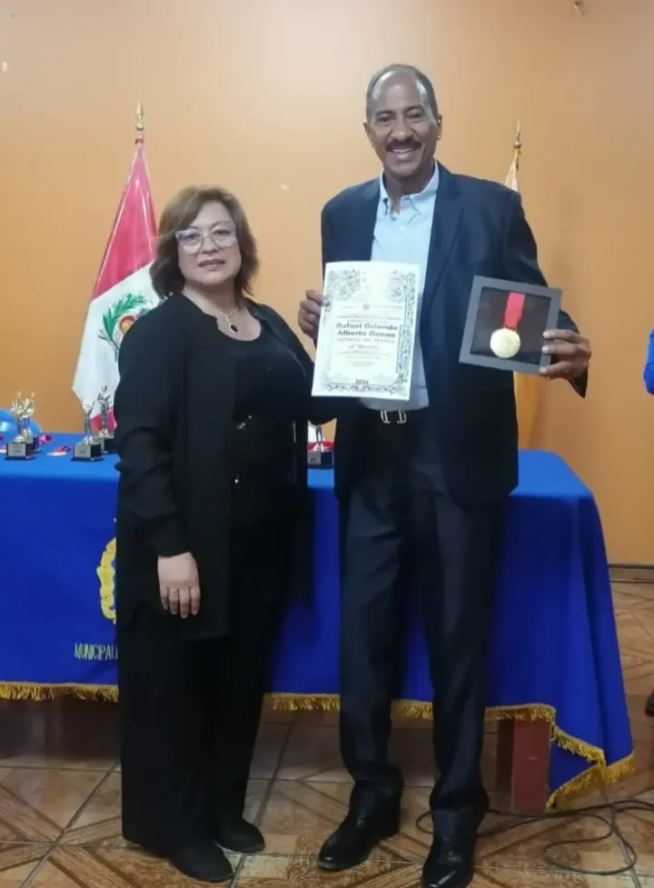 Profesor Juan Valdez Mena recibe un  doctorado Honoris Causa en Perú