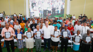 Presidente Abinader entrega 450 títulos de propiedad en Las Clavellinas de Azua