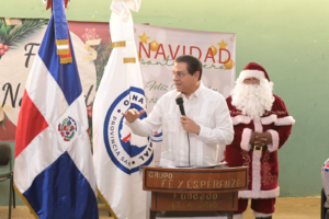 Daniel Rivera entrega cientos de juguetes a niños en escuela de Los Ciruelitos en Santiago