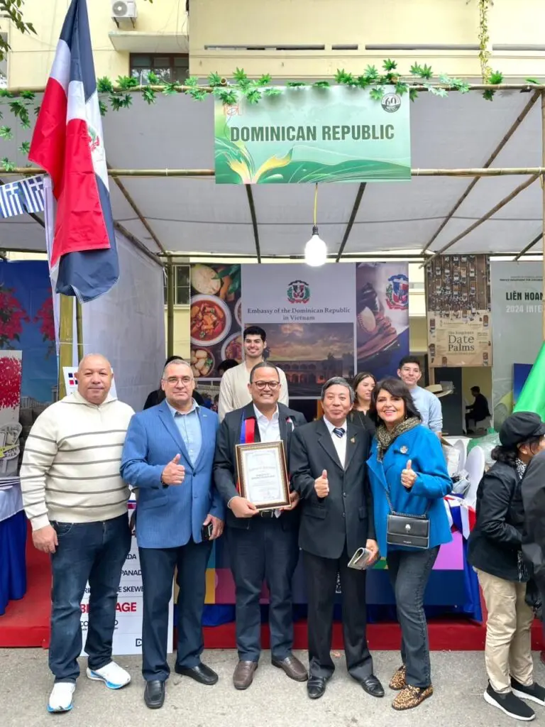 El embajador dominicano Jaime Francisco Rodríguez (centro) agradeció el respaldo del público