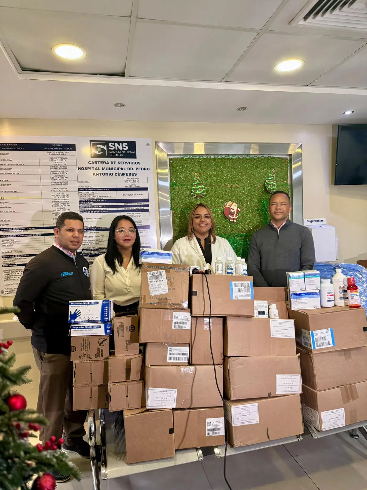 Pastor Ángel Moreta realiza donación al Hospital Pedro Antonio Céspedes en Constanza