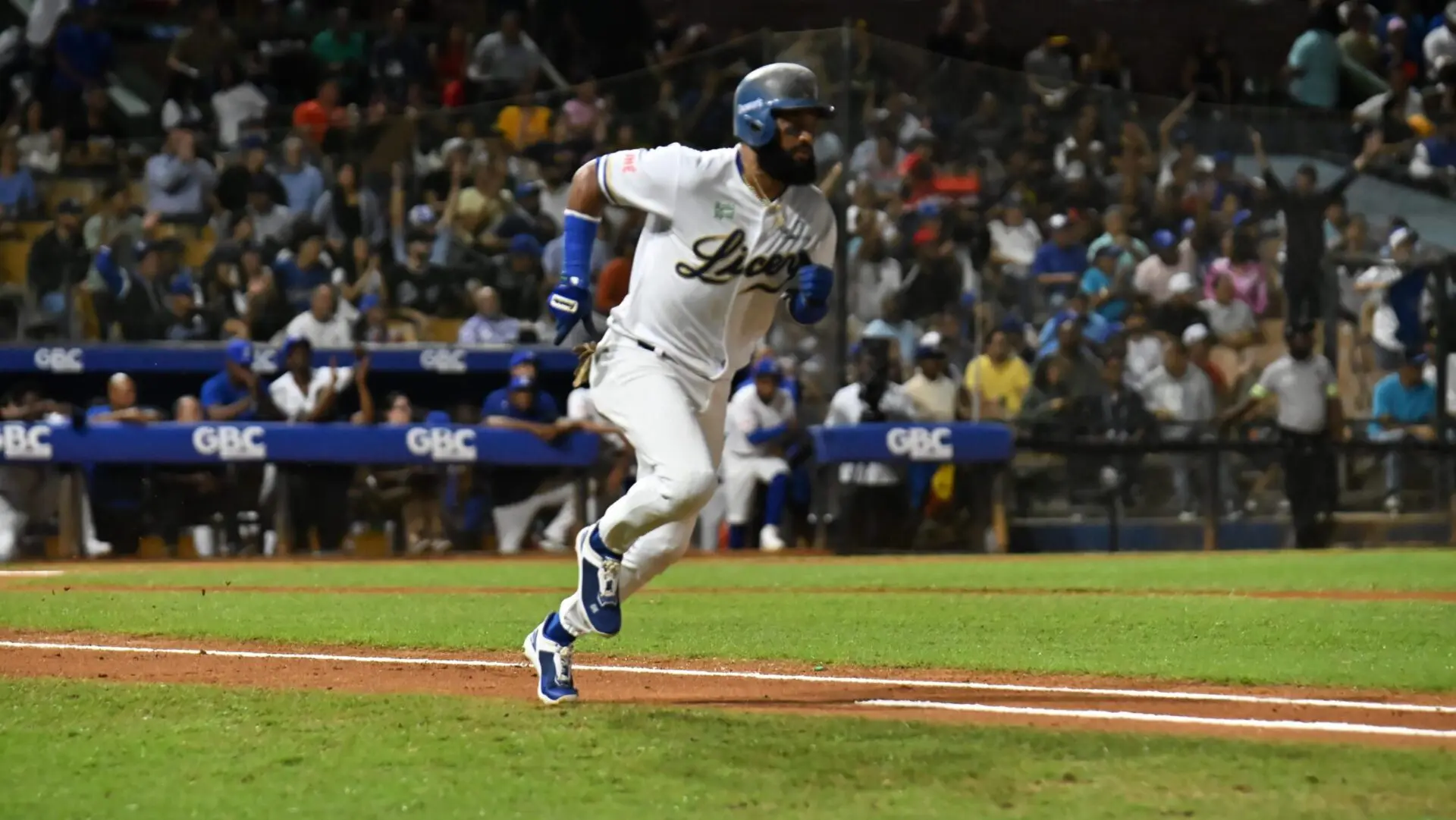 Los Gigantes no ceden; Licey “apaleó” a las Águilas