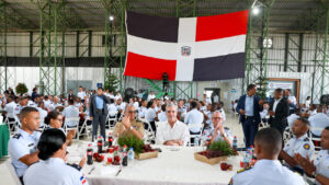 Abinader almuerza con miembros de la Armada y la Fuerza Aérea de la República Dominicana