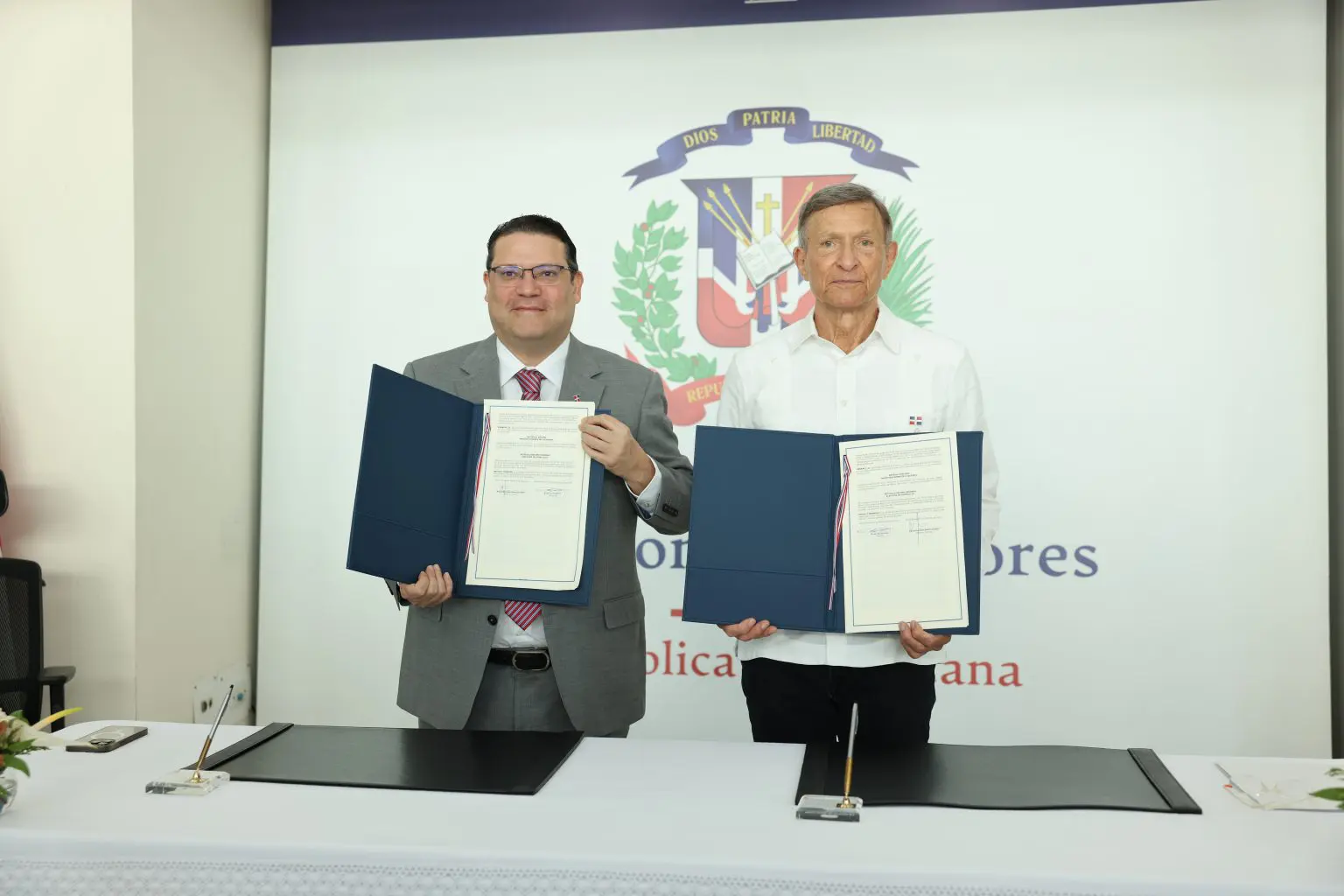 MIREX Y DGA firman acuerdo para potenciar las exportaciones y eficientizar procesos administrativos