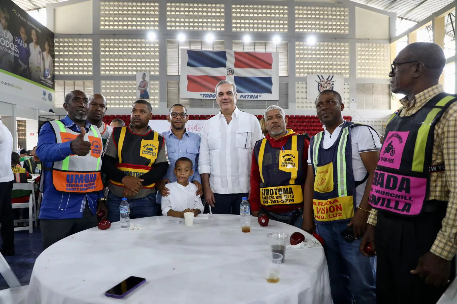 Abinader sostiene almuerzo navideño con motoconchistas