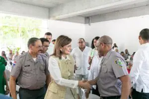 Vicepresidenta Raquel Peña comparte almuerzo navideño con policías en Santiago