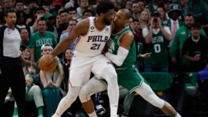 Joel Embiid fente a Al Hoford, en un duelo entre Boston y Filadelfia