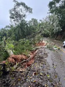 Derrumbe Obstruye Carretera Clave en Cabrera