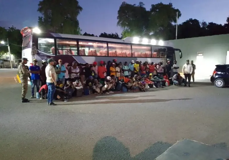 Detienen autobús con 70 ciudadanos haitianos en estatus migratorio irregular