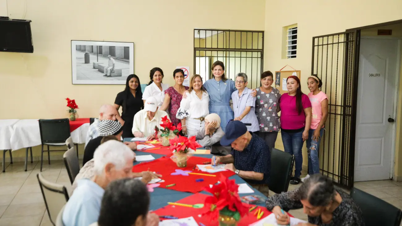 Vicepresidenta lleva esperanza a niños y adultos mayores de Santiago, en jornada navideña