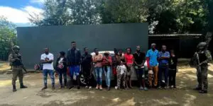 Detienen 18 haitianos indocumentados