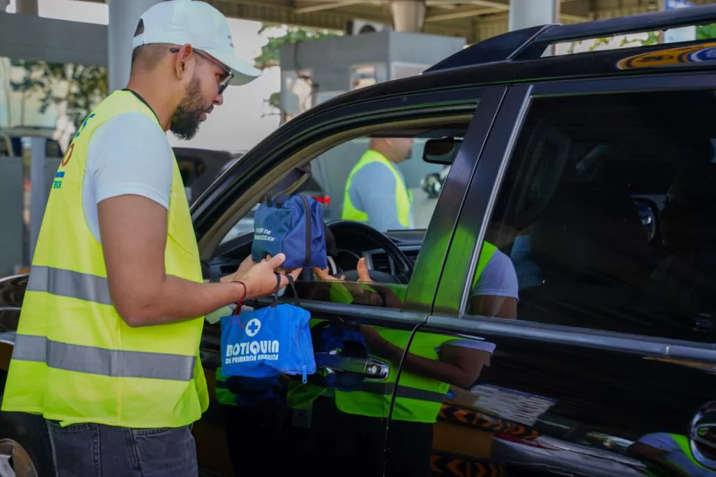 Interior y Policía entrega botiquines conductores en estaciones de peajes