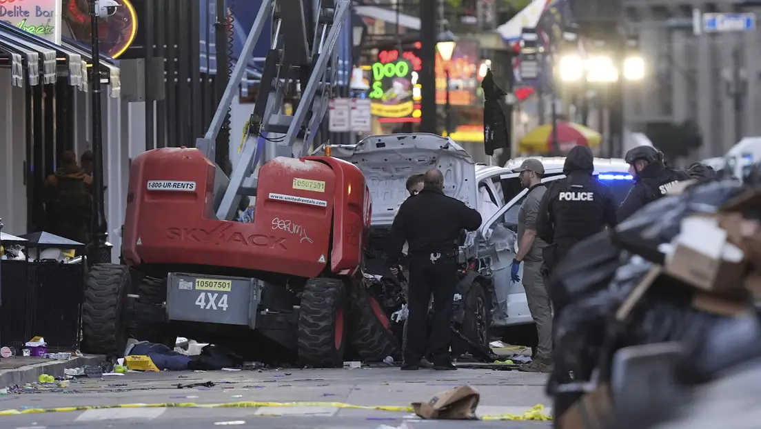 Un coche arrolló en las primeras horas del Año Nuevo a una multitud en la famosa Bourbon Street de Nueva Orleans, dejando 10 muertos