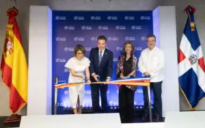 El ministro de Industria y Comercio y Mipymes, Ito Bisonó corta la cinta de apertura junto a los ejecutivos de Eupen República Dominicana. FUENTE EXTERNA