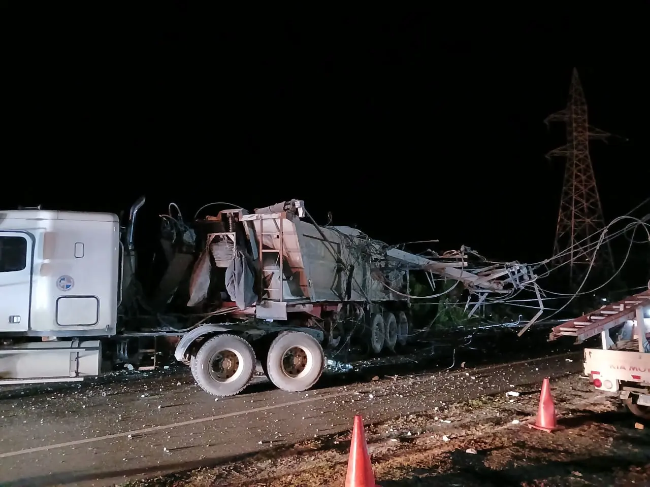 Comunidades se quedan sin servicio eléctrico por accidente en Montecristi