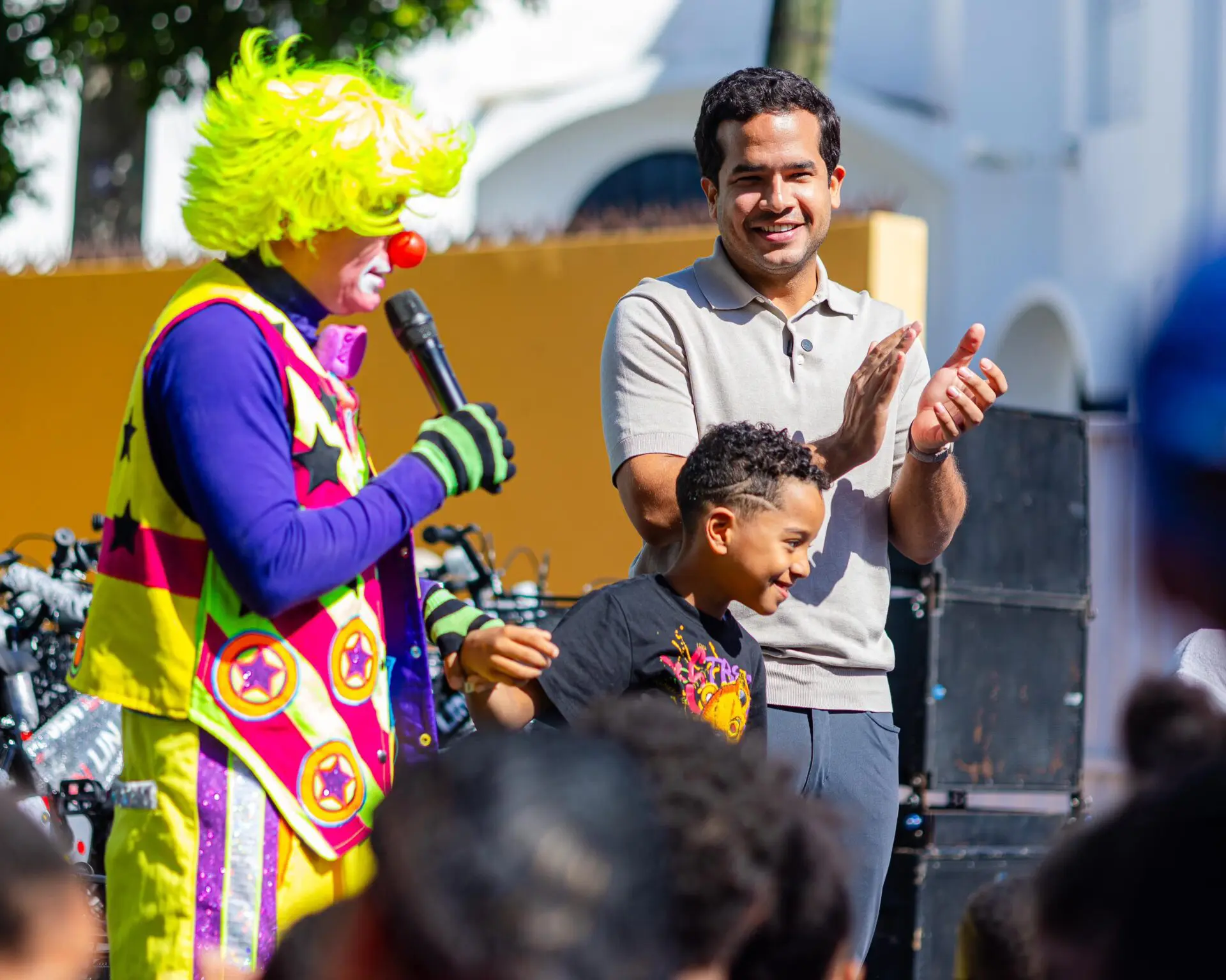 Omar Fernández lleva felicidad y juguetes a niños en día de Reyes