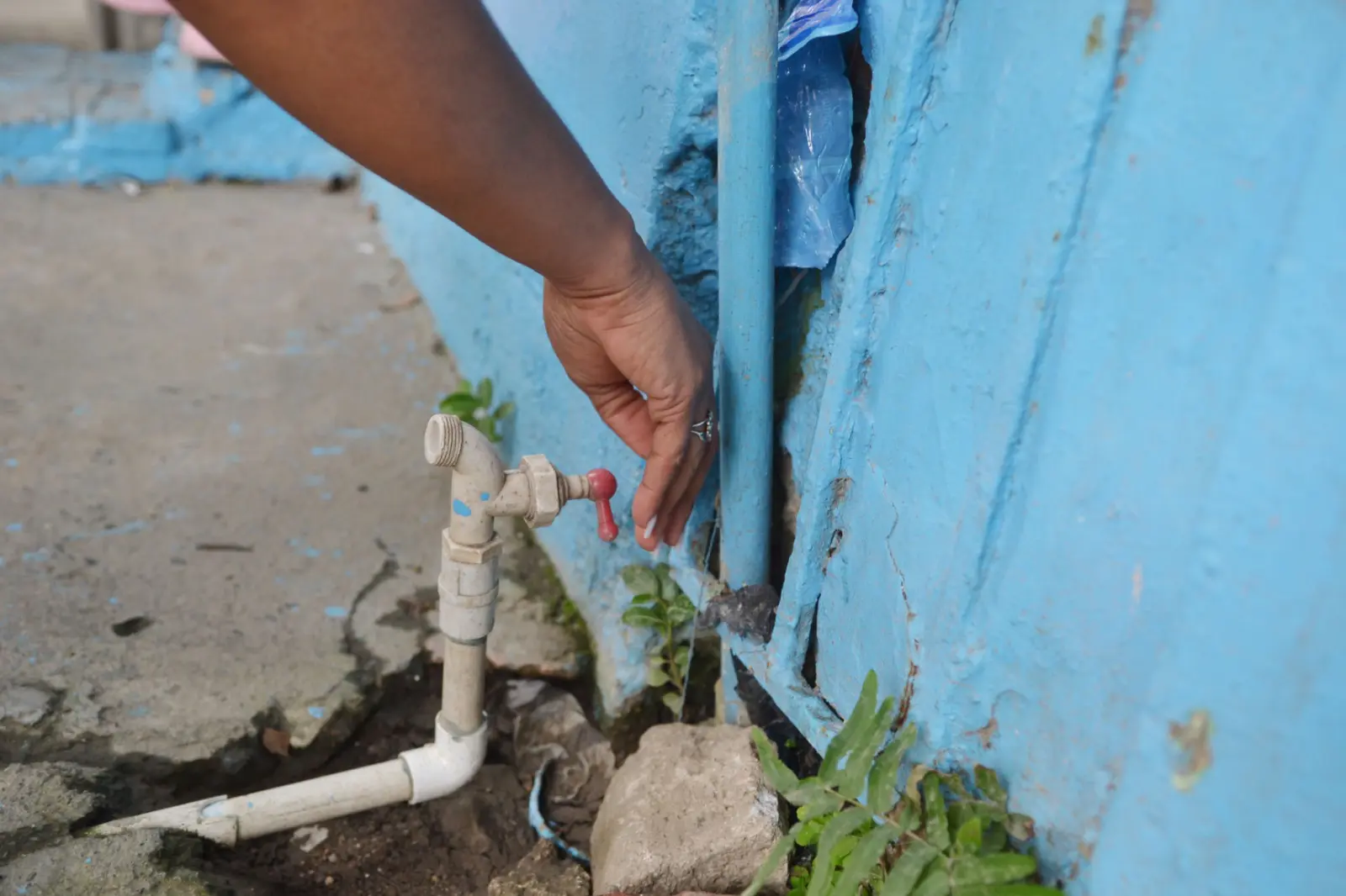 Moradores en Guachupita reclaman reanuden servicio de agua