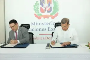 El canciller Roberto Álvarez y el director general de Aduanas, Eduardo Sanz Lovatón durante la firma del acuerdo. FUENTE EXTERNA