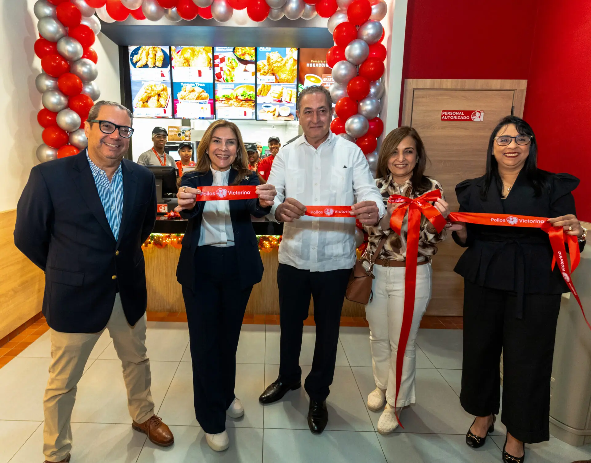 José Veras, Carolina Mejía, Edward Yapor, Karina Camasta e Indhira Portes cortan la cinta de apertura. FUENTE EXTERNA