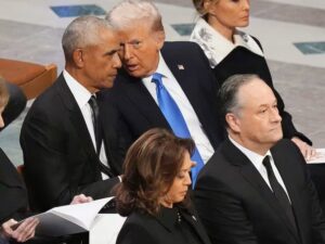 Kamala Harris interesada en conversación de Obama y Trump en funeral de Carter