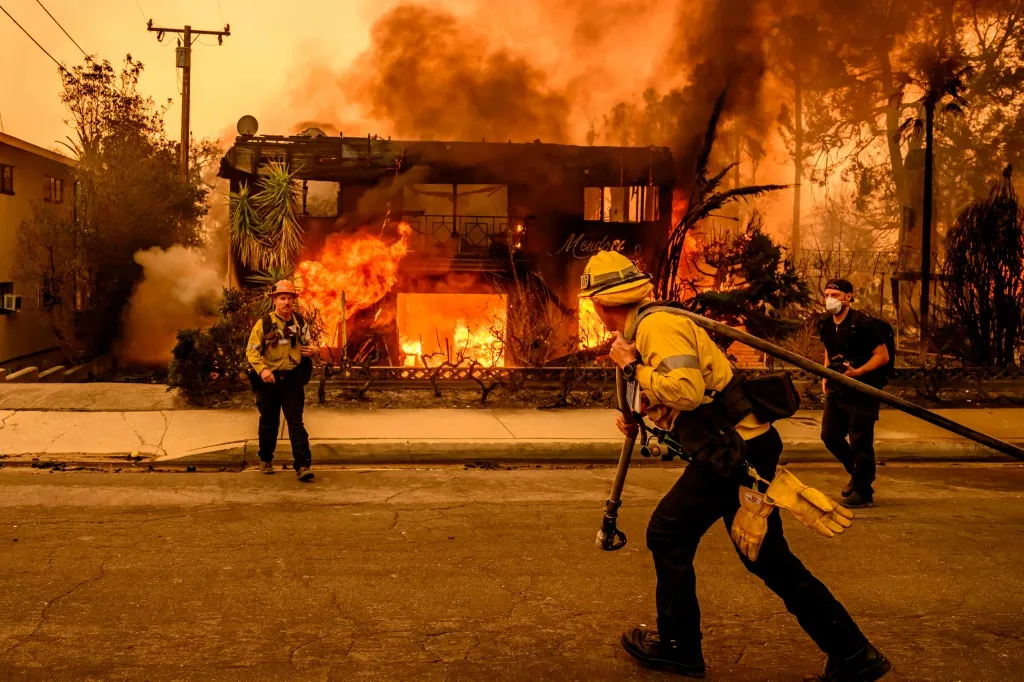 Los incendios "más devastadores" de California siguen sin control en Los Ángeles