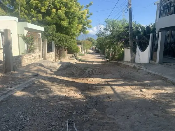 Denuncian en barrio de Barahona mal estado de calles y falta de agua potable