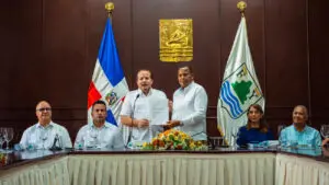 Paliza entrega 40 millones de pesos a Alcaldía de Puerto Plata para adquisición de equipos de recolección de residuos