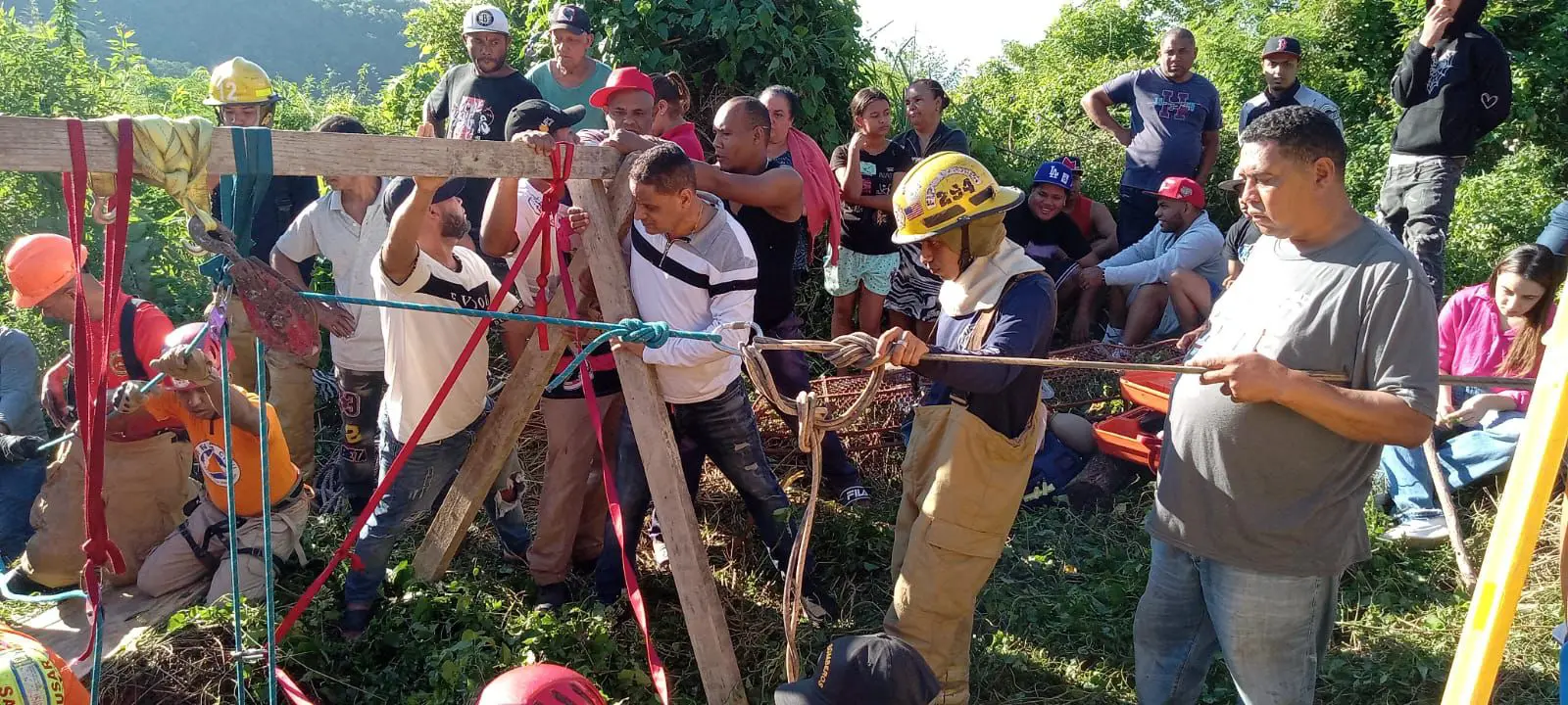 *Rescate Heroico: Bomberos de Santiago y Defensa Civil rescatan hombre de 55 años a 80 pies de profundidad*