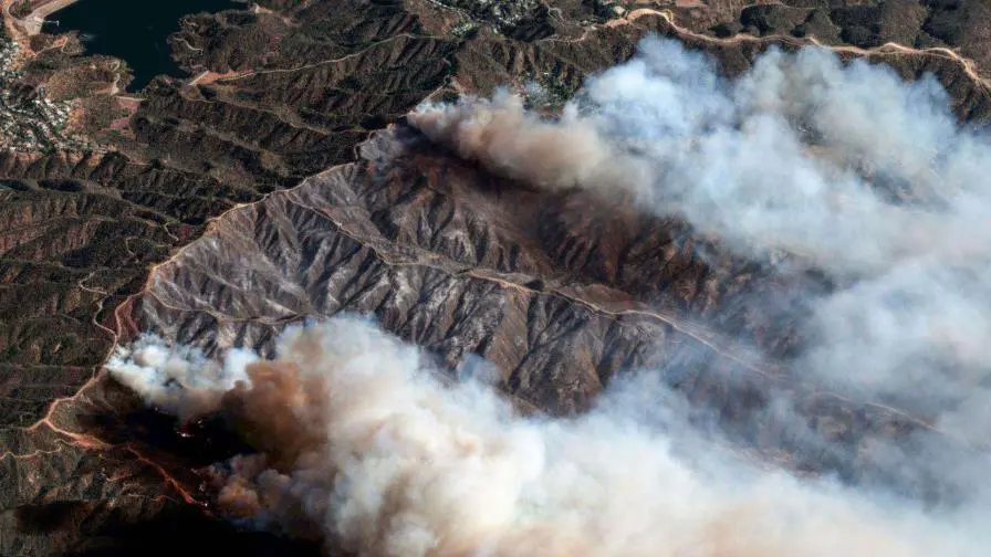 Vientos fuertes reavivan los incendios en Los Ángeles