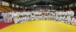 Participantes en el curso, junto a los directivos, entrenadores