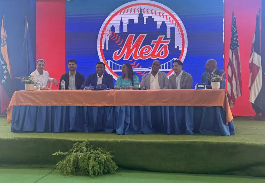 Elian Peña (tercero desde la izquierda) durante el proceso de firma con los Mets.