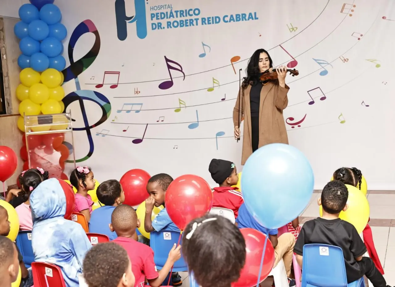 Violinista Aisha Syed lleva música y esperanza a niños del Robert Reid Cabral  