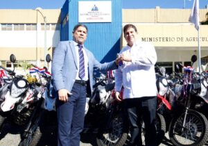 Ministro Limber Cruz entrega motores en respaldo a la productividad nacional