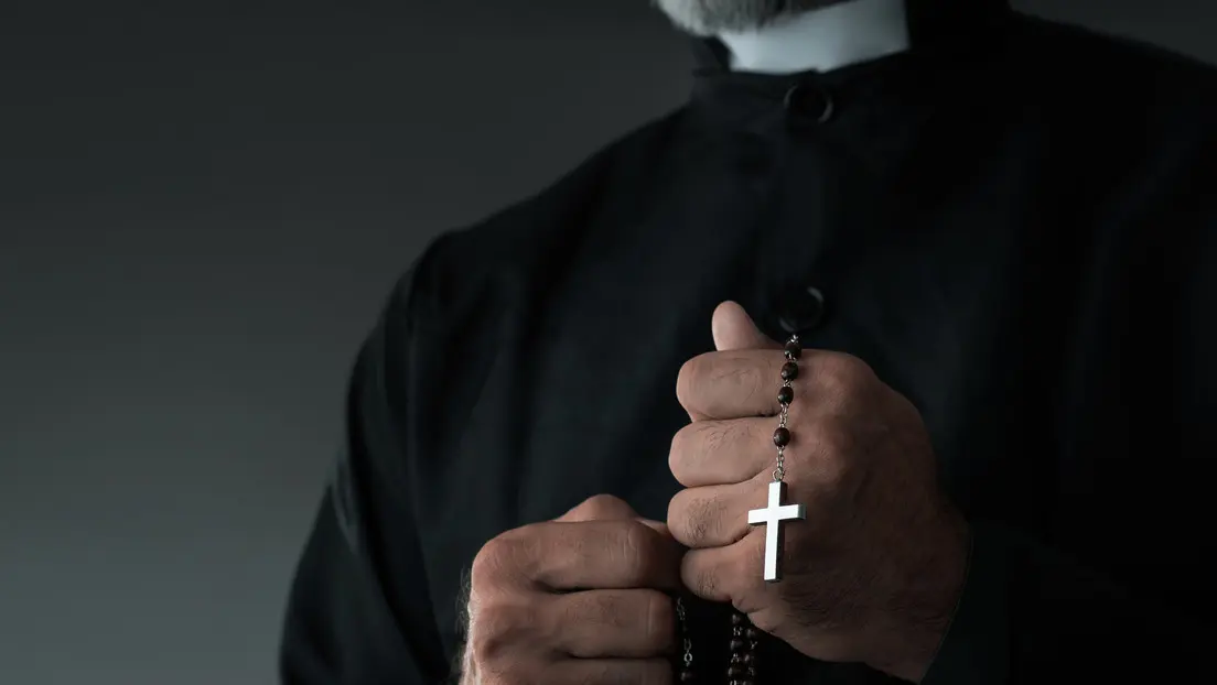 Condenan a un pastor que abusó de una mujer durante un exorcismo en Colombia