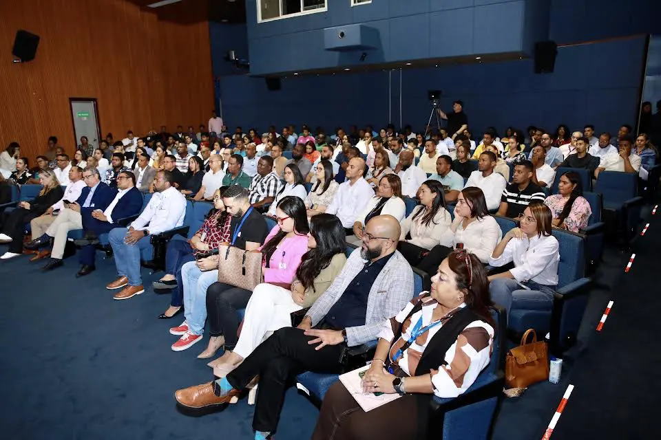 Asistentes a la conferencia "Retos, desafíos y regulación de la inteligencia artificial”.