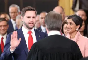 Vance tomó posesión minutos antes de que lo haga Donald Trump como nuevo presidente.