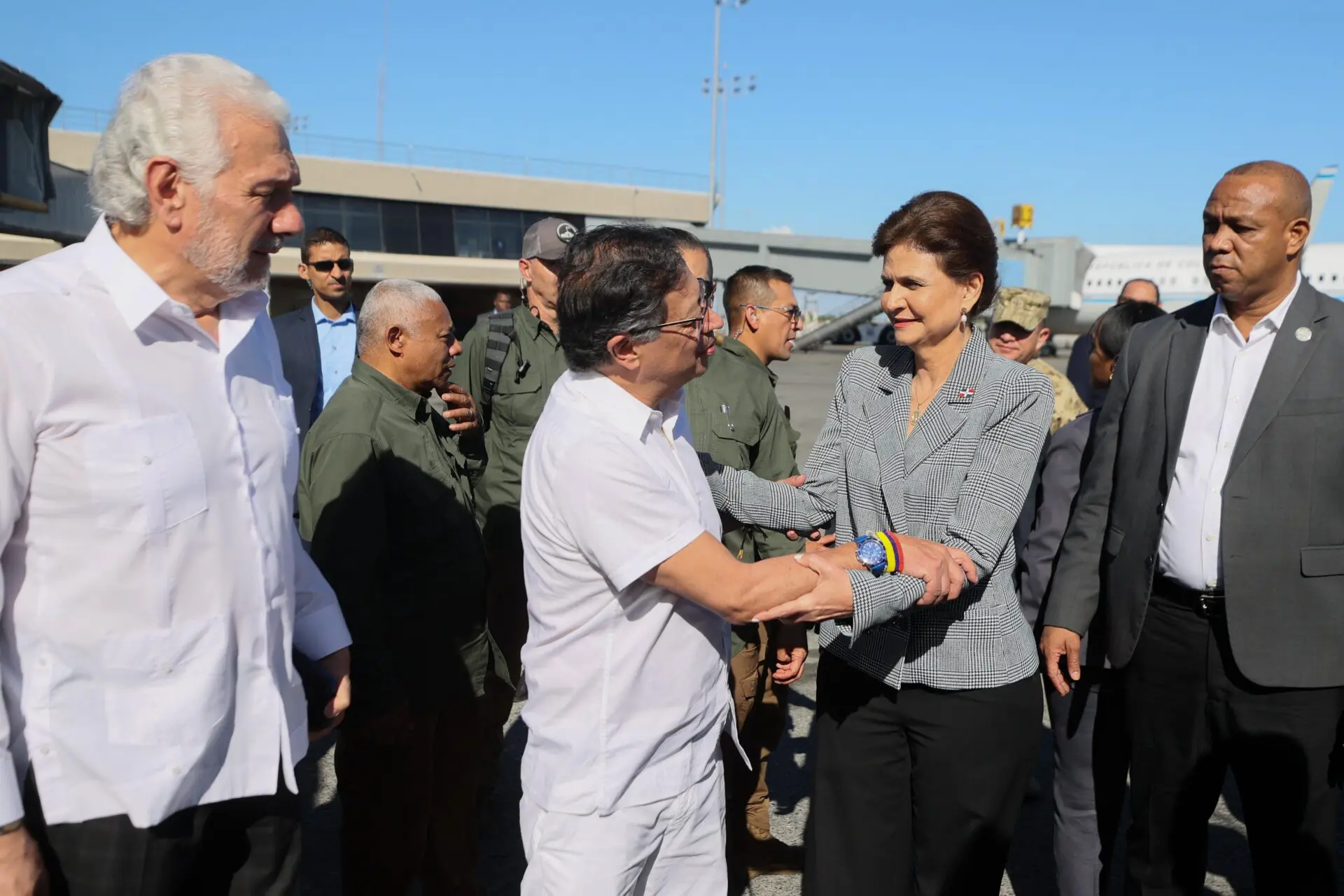 Raquel Peña recibe al presidente Gustavo Petro durante escala en República Dominicana