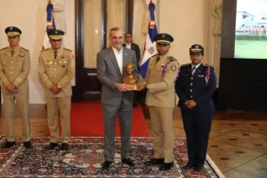 Presidente Abinader recibe saludo solemne de cinco promociones de oficiales de las Fuerzas Armadas y la Policía Nacional