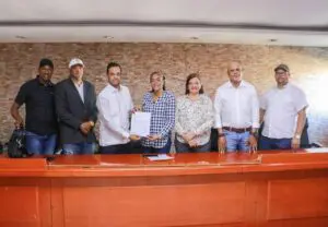 Entregan RD$17.3 millones para camiones y reparaciones en alcaldías de Hato Mayor