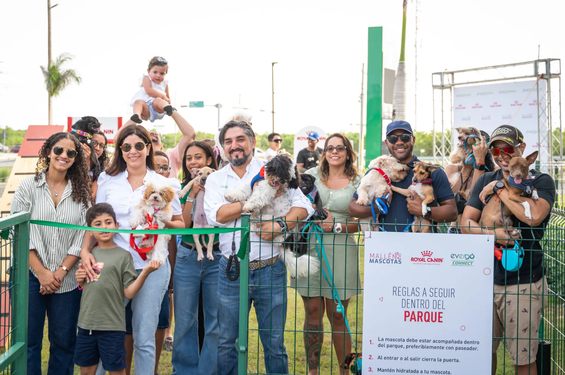 Ejecutivos de Evergo Connect e invitados durante la apertura del parque canino. FUENTE EXTERNA