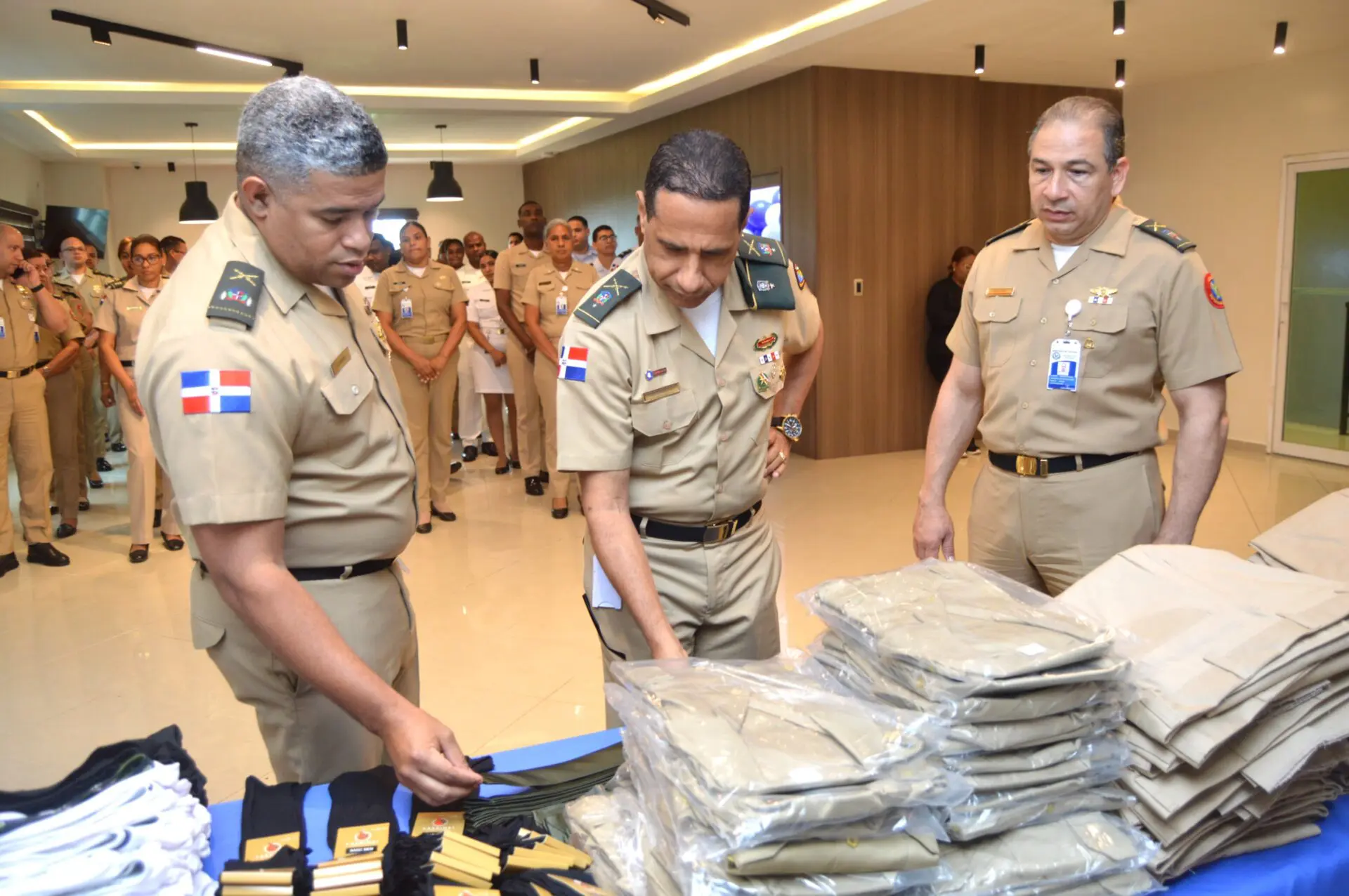 Ministerio de Defensa refuerza identidad militar con entrega de uniformes a la Junta de Retiro