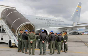 Dos aviones colombianos parten a Estados Unidos para repatriar 110 ciudadanos deportados